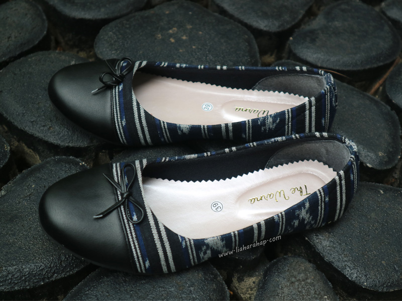 The Warna Flat Shoes